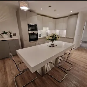 Modern Apartment, Sleeps 6, Centre Apartment